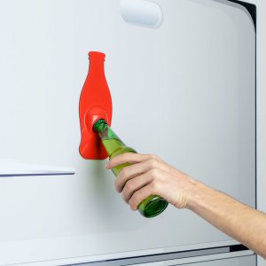 Magnetický otvarák na chladničku BALVI Soda, červený